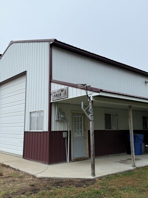 Exterior - Perfect 4-bedroom building. Perfect for your next hunting or fishing adventure. (Bryant)