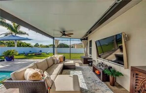 Smart TV - Gorgeous 3-bedroom house in Cape Coral perfect for your getaway (Cape Coral)
