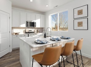 Een koelkast, een magnetron, een oven, een kookplaat