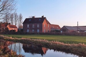 المنطقة المحيطة بالمنشأة