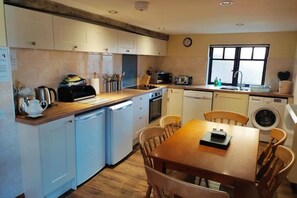 Private kitchen - Cottage 2 – Three bedroom cottage (Salisbury)