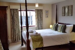 Tabla de planchar con plancha, wifi, ropa de cama