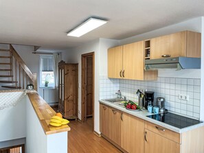 Refrigerador, lavavajillas y utensilios de cocina 