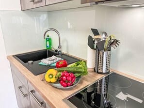 Refrigerador, lavavajillas y utensilios de cocina 