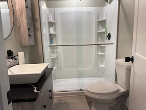 Een douche, een haardroger, handdoeken, zeep