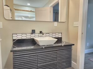 Shower, hair dryer, towels, soap - 4 miles to Mercedes Benz Stadium-Sleeps 4-Best Value ATL STAY FOR FIFA (Atlanta)