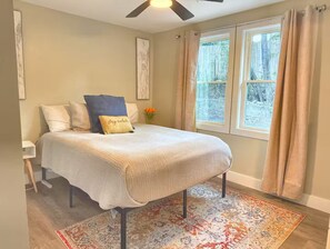 2 bedrooms, iron/ironing board, free WiFi, bed sheets - 4 miles to Mercedes Benz Stadium-Sleeps 4-Best Value ATL STAY FOR FIFA (Atlanta)