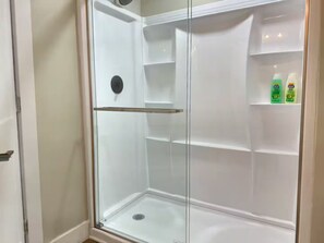 Shower, hair dryer, towels, soap - 4 miles to Mercedes Benz Stadium-Sleeps 4-Best Value ATL STAY FOR FIFA (Atlanta)