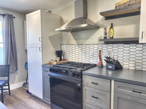 Fridge, microwave, oven, stovetop - 4 miles to Mercedes Benz Stadium-Sleeps 4-Best Value ATL STAY FOR FIFA (Atlanta)