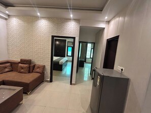 In-room safe, desk, iron/ironing board, free WiFi - Iris Stays (New Delhi)