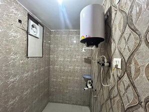 Chambre luxueuse | Salle de bain | Douche, articles de toilette (gratuits), séchoir à cheveux