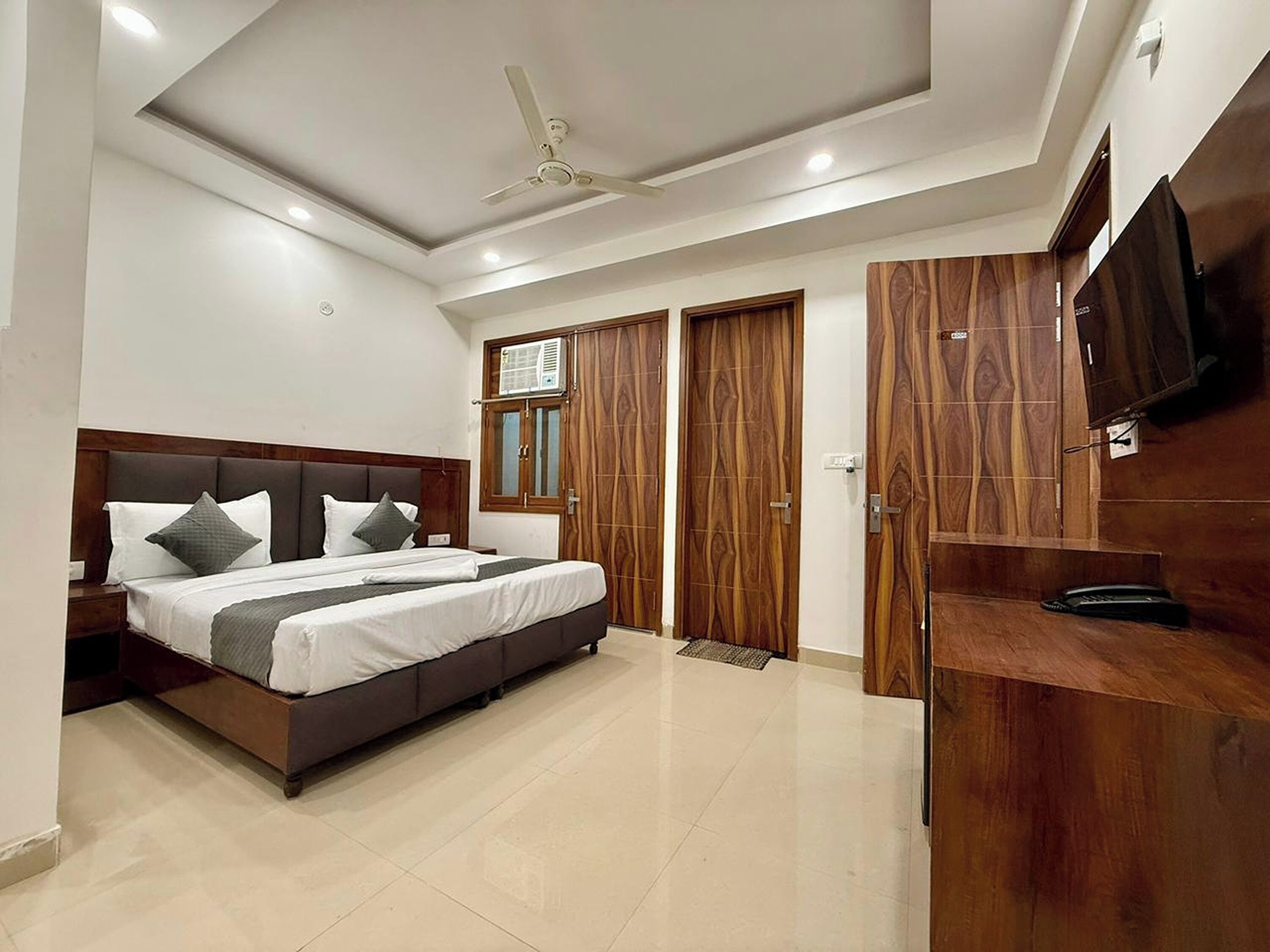 Luxury Room | Desk, iron/ironing board, free WiFi, bed sheets