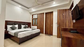 Habitación de lujo | Escritorio, tabla de planchar con plancha, wifi gratis y ropa de cama