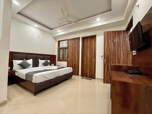 Luxury Room | Desk, iron/ironing board, free WiFi, bed sheets - Js Residency (New Delhi)