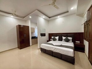 Luxury Room | Desk, iron/ironing board, free WiFi, bed sheets - Js Residency (New Delhi)