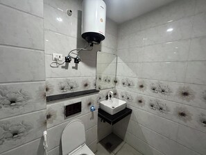 Deluxe Room | Bathroom | Shower, free toiletries, hair dryer, towels - Js Residency (New Delhi)