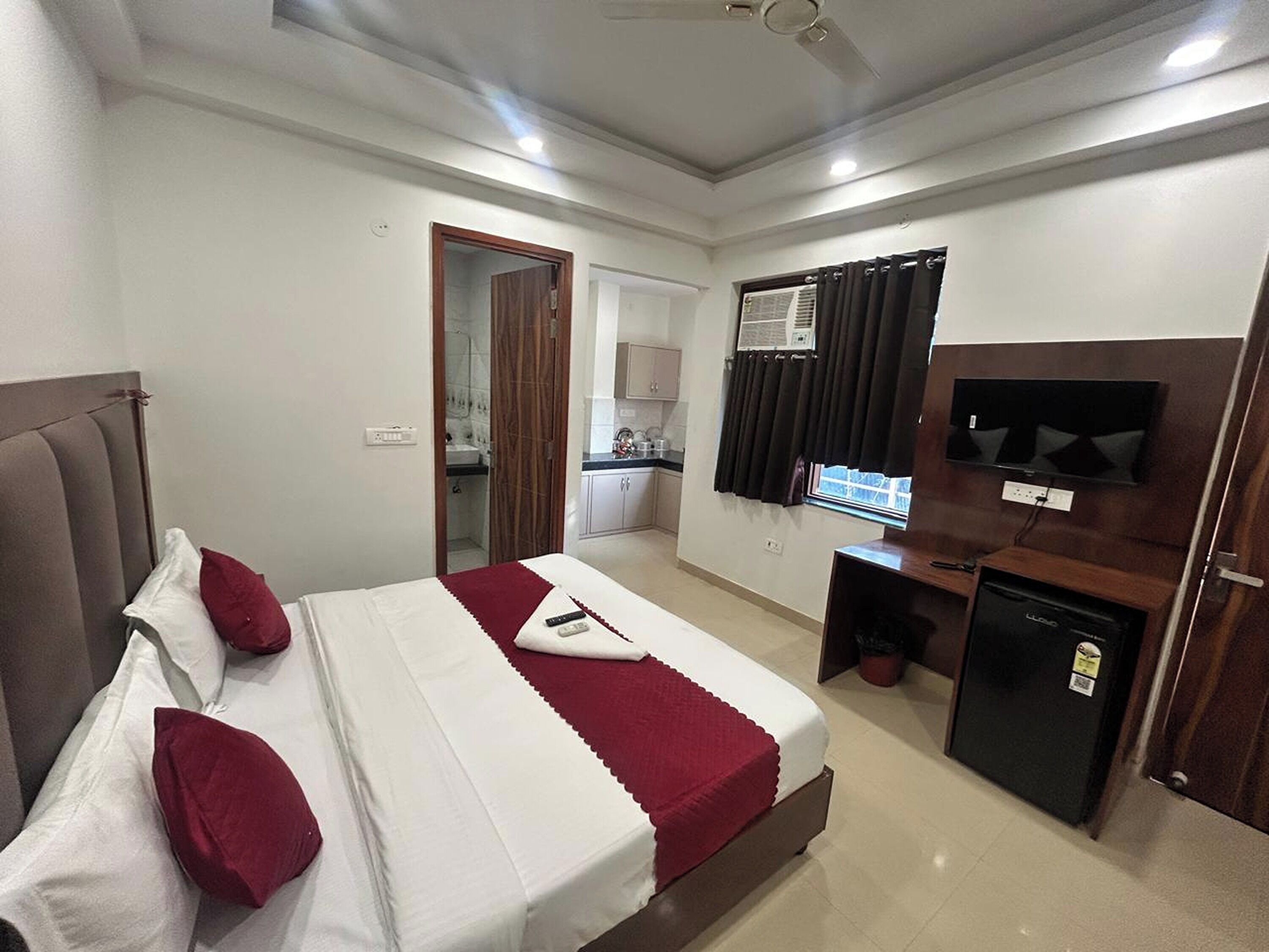 Deluxe Room | Desk, iron/ironing board, free WiFi, bed sheets