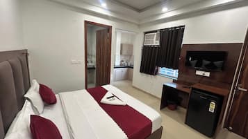 Deluxe Room | Desk, iron/ironing board, free WiFi, bed sheets