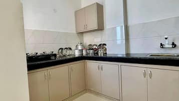 Luksusrom | Skrivebord, strykejern/-brett, wi-fi (inkludert) og sengetøy