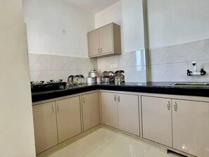 Luxury Room | Desk, iron/ironing board, free WiFi, bed sheets - Js Residency (New Delhi)