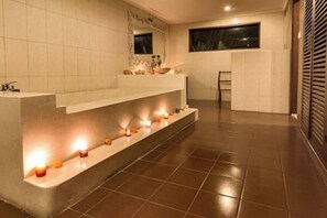 Villa, piscina privada | Baño | Ducha y bañera combinadas y cabezal de ducha tipo lluvia