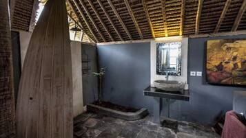 Escritorio, wifi gratis y ropa de cama