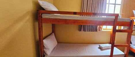 Felles sovesal | Skrivebord, wi-fi (inkludert) og sengetøy