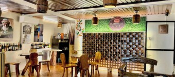 บาเรลล์ โฮสเทล, คอฟฟี่ แอนด์ ไวน์ บาร์  