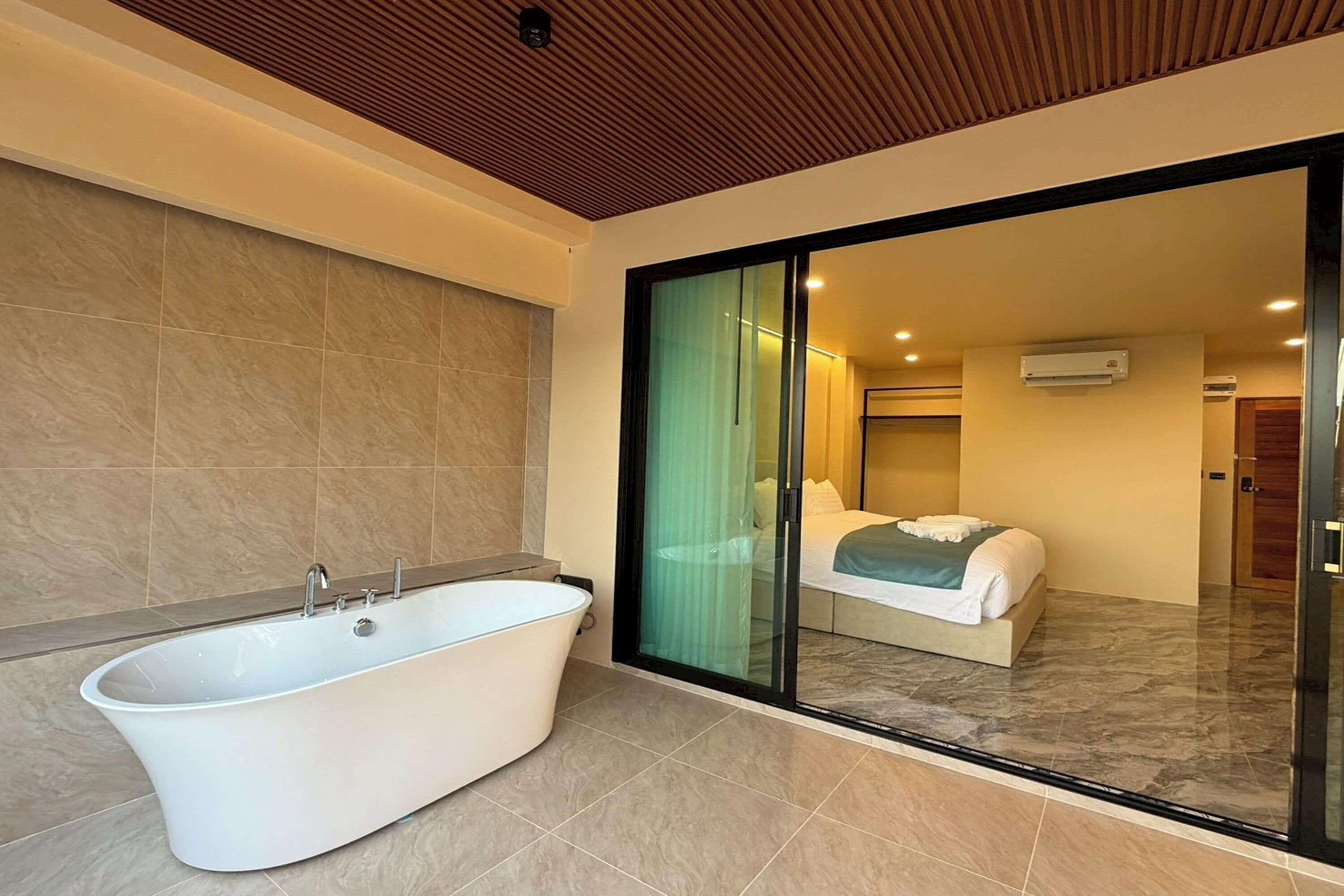 Premier Deluxe Room With Bathtub Outdoor | Bathroom | Free toiletries, hair dryer, towels, soap