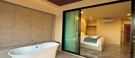 Premier Deluxe Room With Bathtub Outdoor | Bathroom | Free toiletries, hair dryer, towels, soap