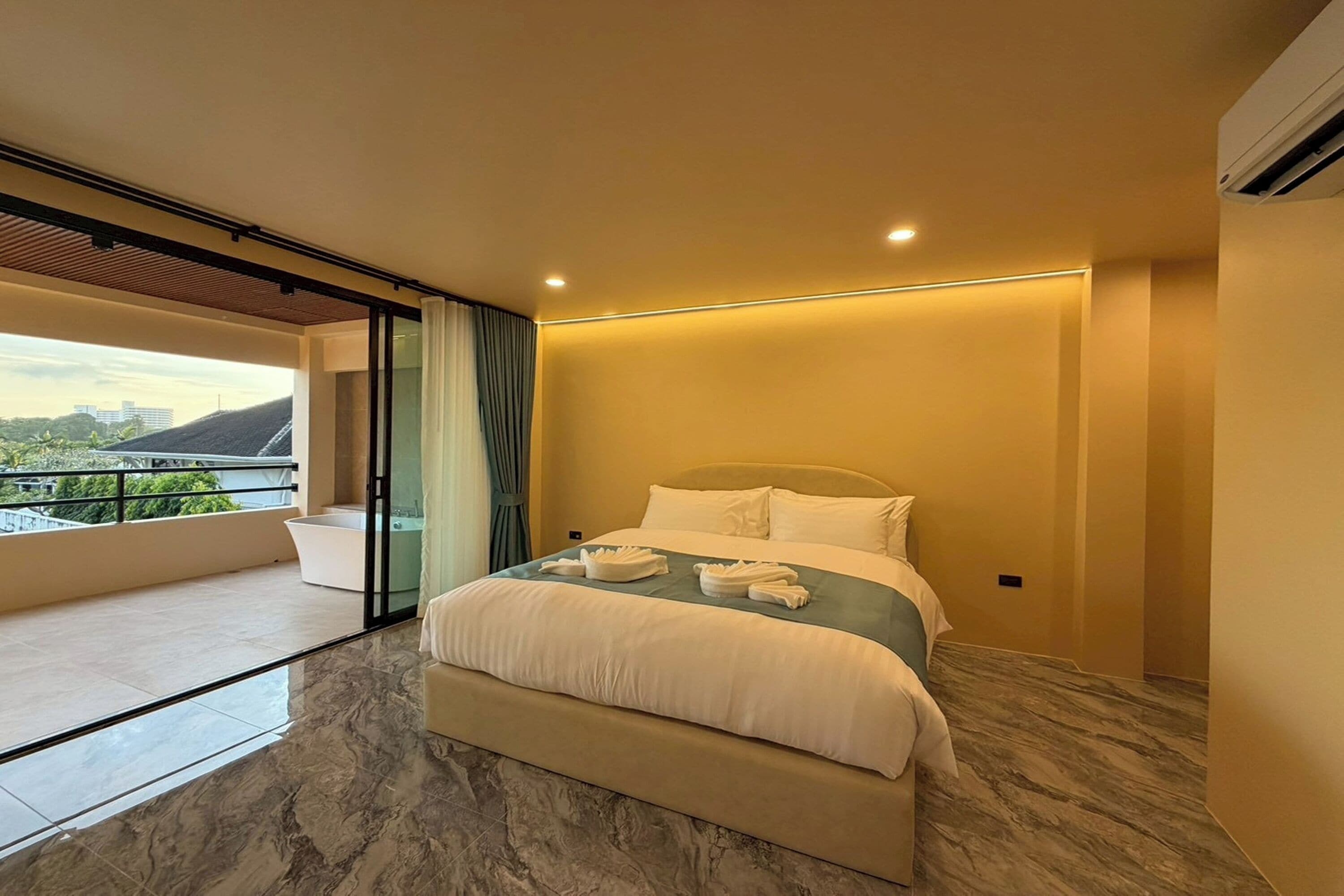 Escritorio, wifi gratis y ropa de cama 