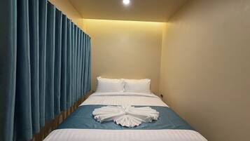 Standard Room, 1 Queen Bed | Desk, free WiFi, bed sheets
