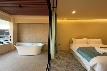 尊贵双人房 | 办公桌、免费 WiFi、床单