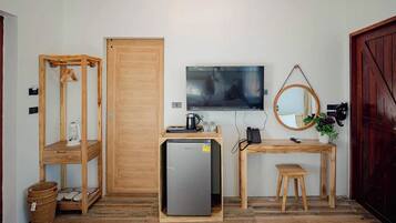 Deluxe Cottage | Desk, free WiFi, bed sheets