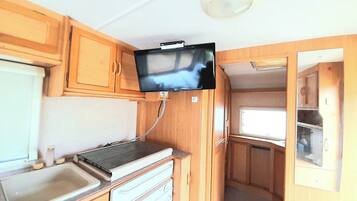 Caravan Lakeside View | Desk, free WiFi, bed sheets