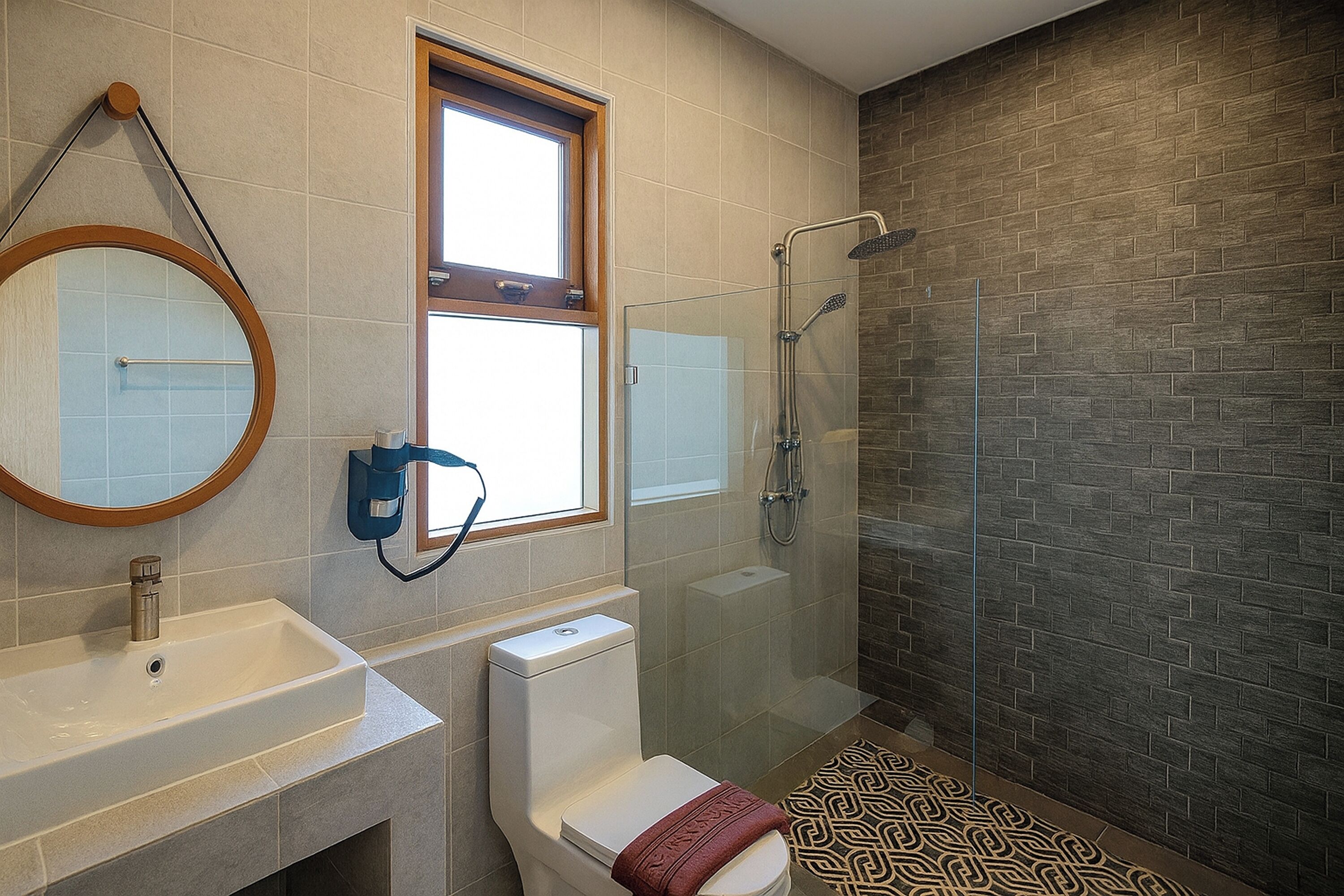 Un baño con lavamanos, inodoro y ducha.