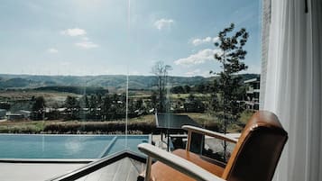 Deluxe tweepersoonskamer | Een minibar, een kluis op de kamer, een bureau, gratis wifi