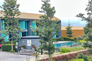 Vista frontal de la propiedad