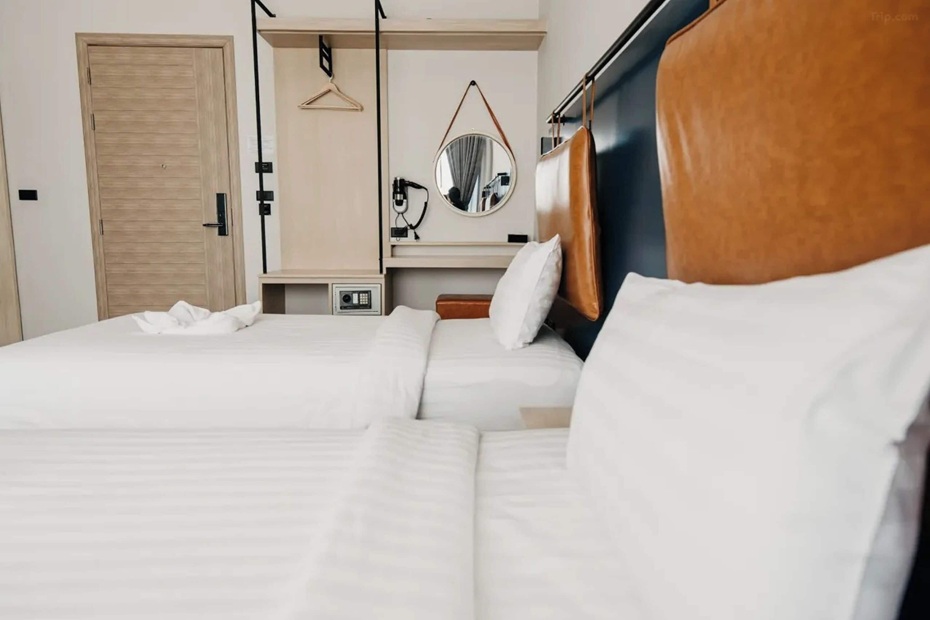 Deluxe Twin Room | Minibar, in-room safe, desk, free WiFi