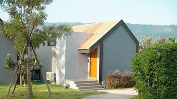 Huvila, kylpyamme | Minibaari, tallelokero huoneessa, työpöytä, ilmainen Wi-Fi