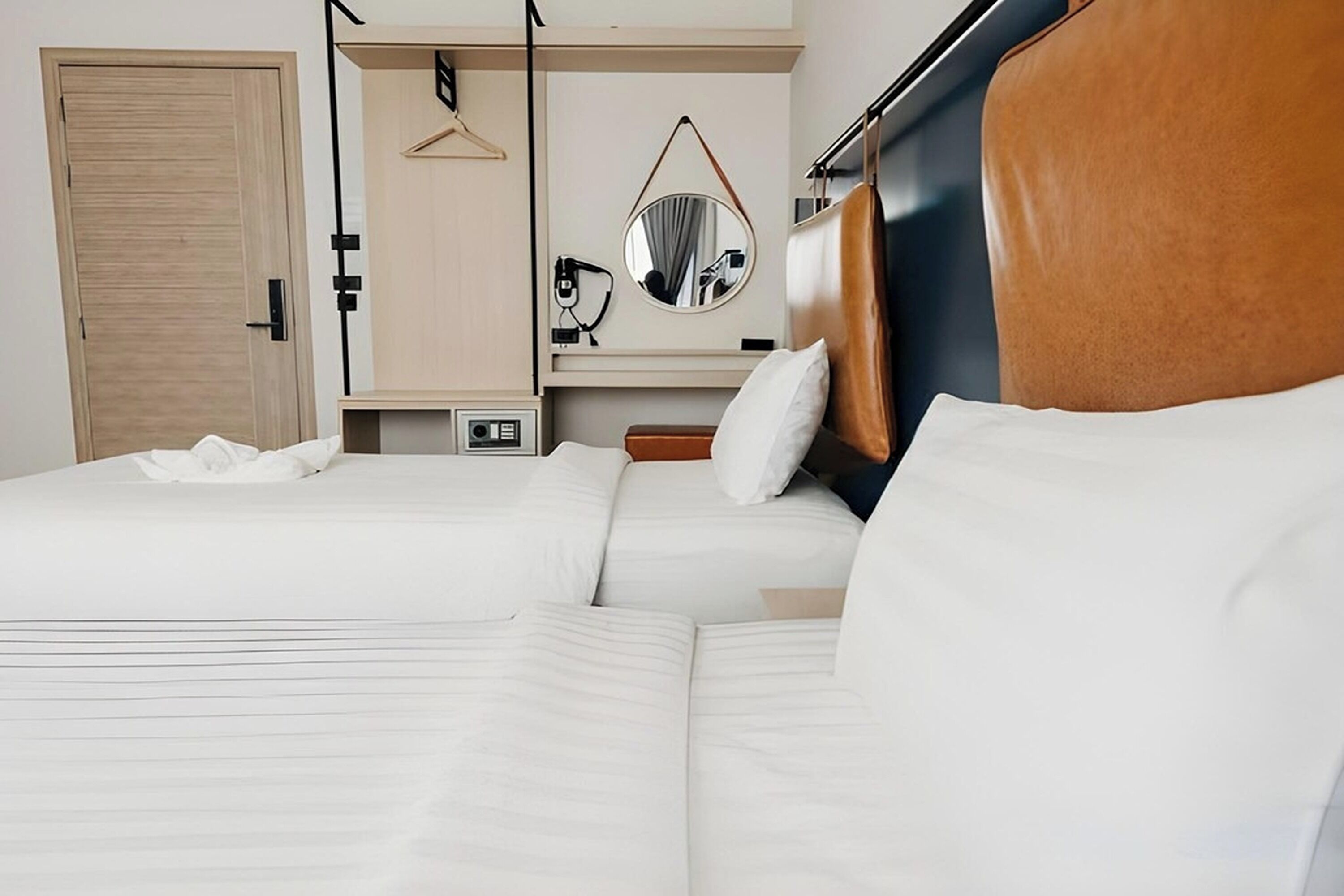 Deluxe Twin Room | Minibar, in-room safe, desk, free WiFi