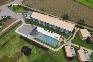 Vista frontal de la propiedad