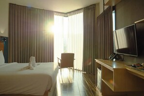 Kahden hengen deluxe-huone | Minibaari, tallelokero huoneessa, työpöytä, ilmainen Wi-Fi