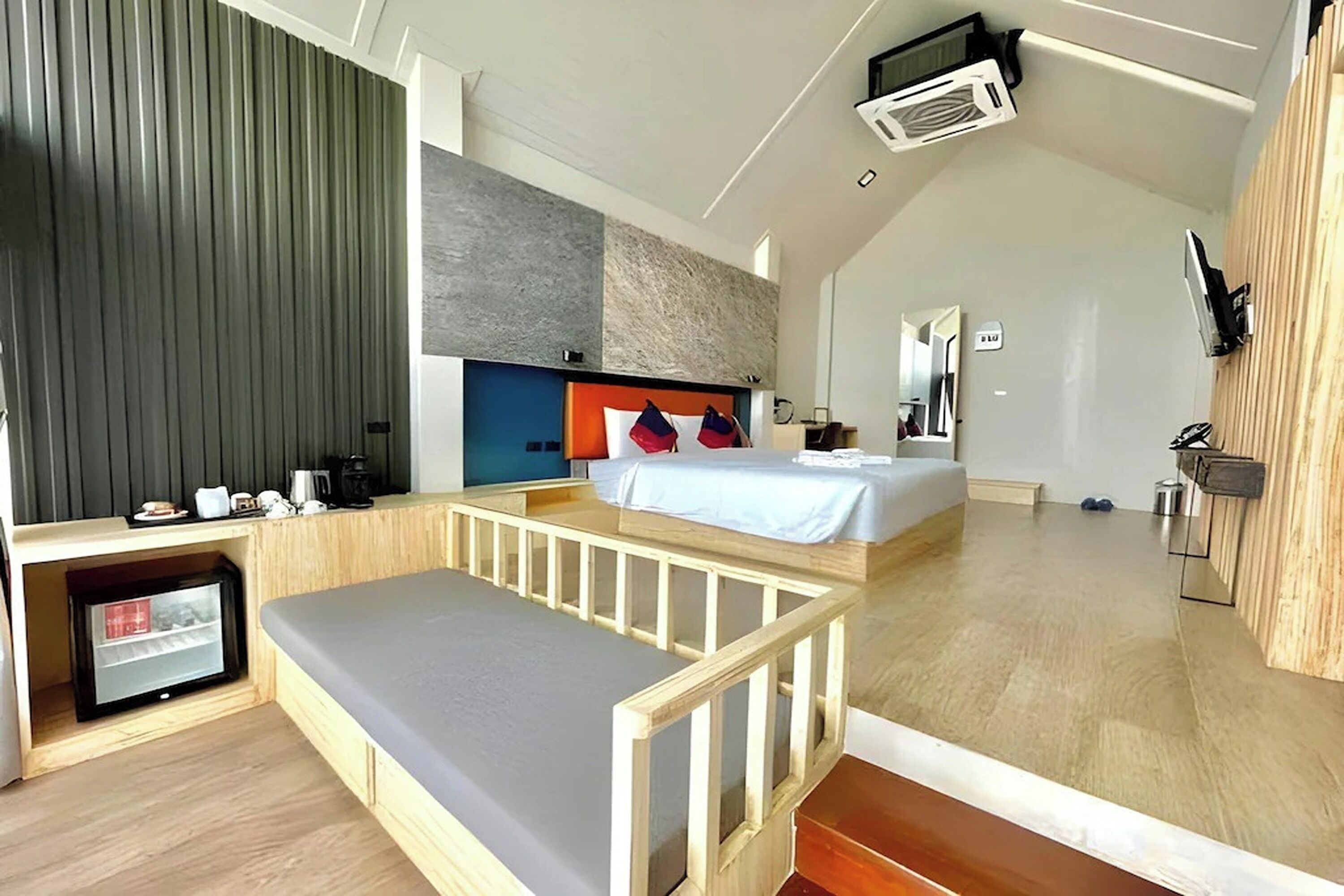 Minibar, coffres-forts dans les chambres, bureau, Wi-Fi gratuit