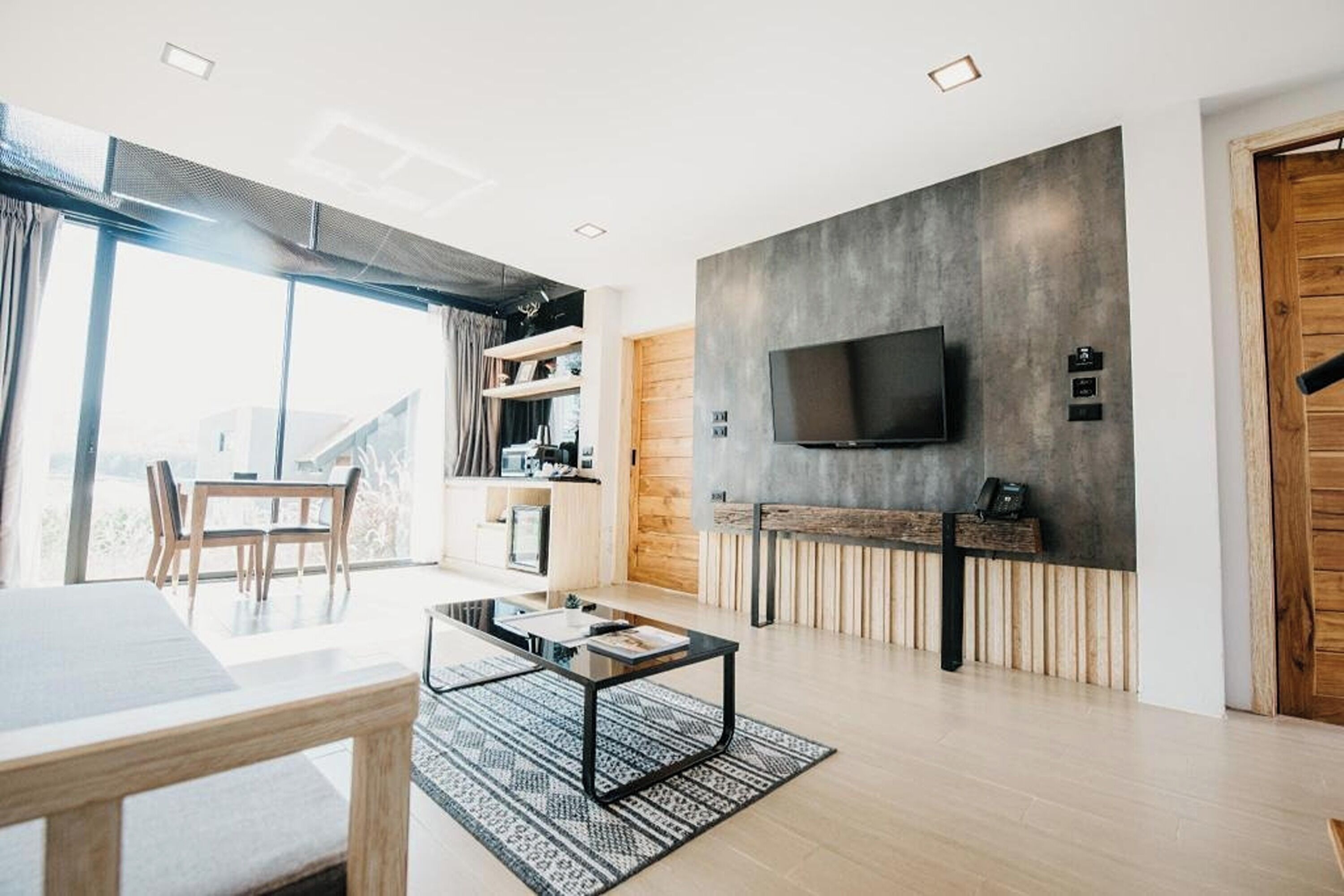 Minibar, coffres-forts dans les chambres, bureau, Wi-Fi gratuit