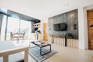 Duplex Villa with Bathtub | Minibar, una cassaforte in camera, una scrivania, Wi-Fi gratuito