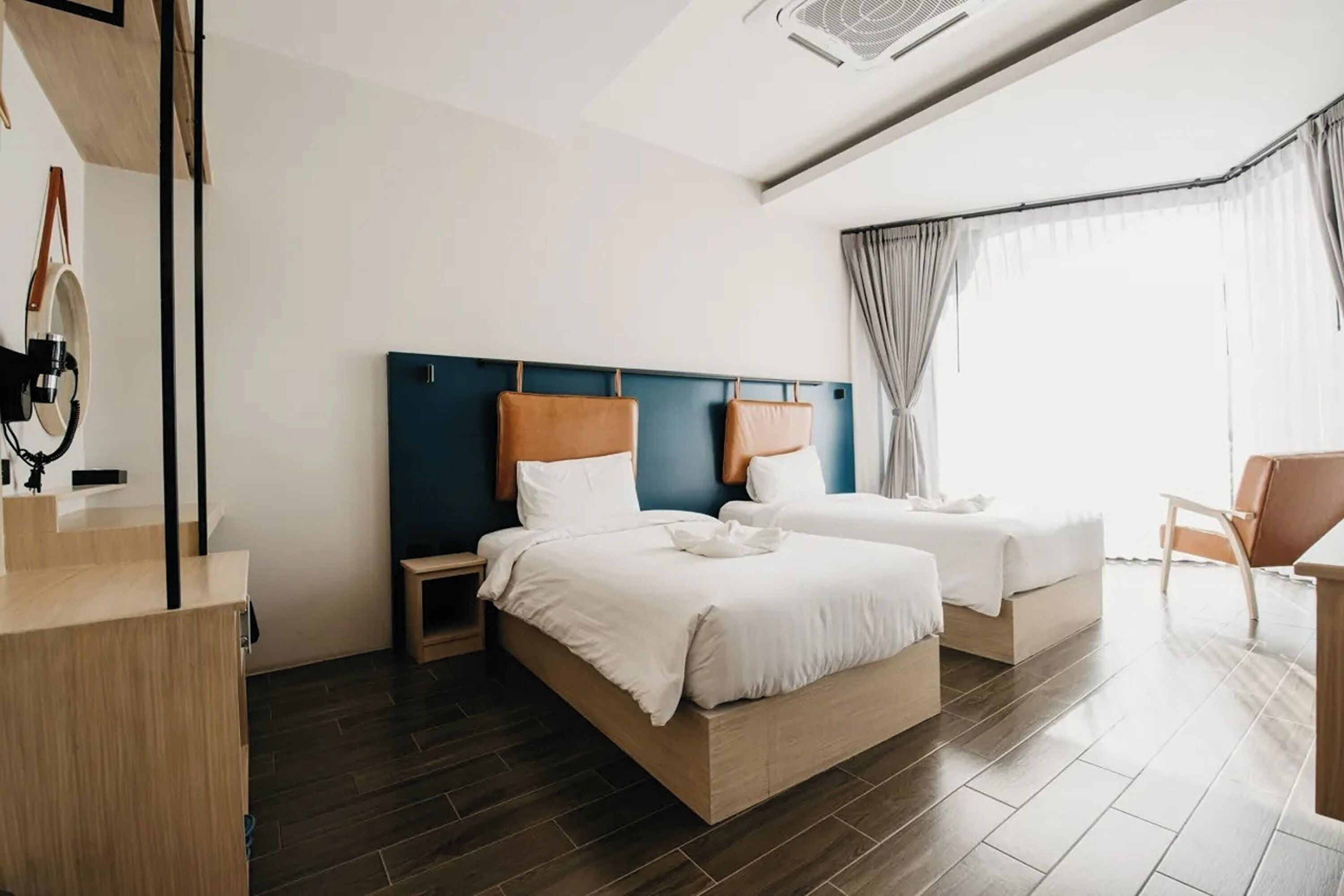 Camera Deluxe con 2 letti singoli | Minibar, una cassaforte in camera, una scrivania, Wi-Fi gratuito