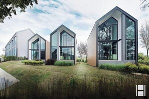 Duplex Villa with Bathtub | 迷你吧、客房內保險箱、書桌、免費無線上網