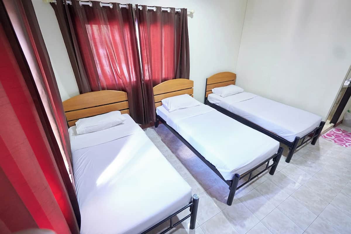 Triple Room | Desk, WiFi (free)