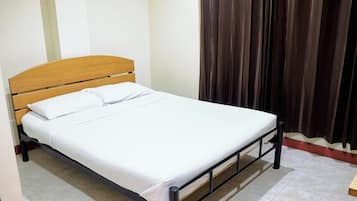 Standard-Doppelzimmer, 1 Queen-Bett | Schreibtisch, kostenloses WLAN